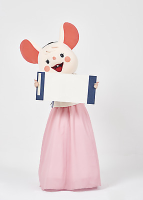 포토 JPG 스튜디오촬영 전신 한국전통 여자 명절 새해 실내 한명 서기 들기 누끼 20대 성인 앞모습 귀여움 한국인 쥐띠 쥐 한복 한지 즐거움 흰배경 족자 쥐캐릭터 동물탈 인형탈 흰쥐 성인여자한명만 2020년 경자년 국내포토 1 전통 기념일 감정 종이 뷰포인트 동물캐릭터 백그라운드 컨셉 모션 한국 사람 동양인 청년 내부 흰색 십이지신 설치류 전통의상 연도 탈 여자한명만 성인여자만 파일형식