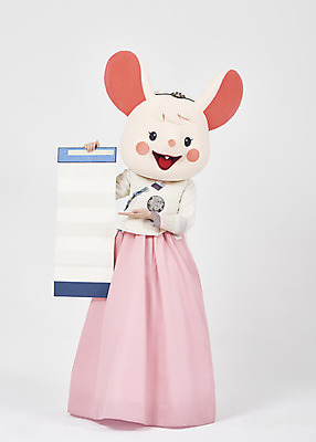 포토 JPG 스튜디오촬영 전신 한국전통 여자 명절 새해 실내 한명 서기 들기 누끼 20대 성인 앞모습 귀여움 한국인 쥐띠 쥐 한복 한지 즐거움 흰배경 족자 쥐캐릭터 동물탈 인형탈 흰쥐 성인여자한명만 2020년 경자년 국내포토 1 전통 기념일 감정 종이 뷰포인트 동물캐릭터 백그라운드 컨셉 모션 한국 사람 동양인 청년 내부 흰색 십이지신 설치류 전통의상 연도 탈 여자한명만 성인여자만 파일형식