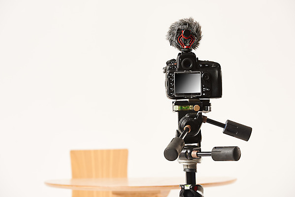 포토 JPG 스튜디오촬영 탁자 실내 누끼 취미 사람없음 카메라 촬영 마이크 즐거움 흰배경 삼각대 촬영장비 콘텐츠 인터넷방송 크리에이터 1인미디어 국내포토 직업 감정 음향기기 가구 백그라운드 내부 전자제품 흰색 도구 방송 파일형식