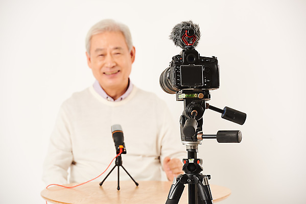 포토 JPG 스튜디오촬영 할아버지 노년 남자 실내 한명 누끼 앉기 상반신 취미 앞모습 아웃포커스 실버라이프 카메라 촬영 한국인 마이크 즐거움 흰배경 70대 삼각대 촬영장비 콘텐츠 노인남자한명만 인터넷방송 크리에이터 1인미디어 평생교육 국내포토 직업 1 라이프스타일 교육 감정 뷰포인트 음향기기 백그라운드 모션 촬영기법 사람 동양인 성인 내부 전자제품 흰색 도구 방송 남자한명만 노인남자만 파일형식