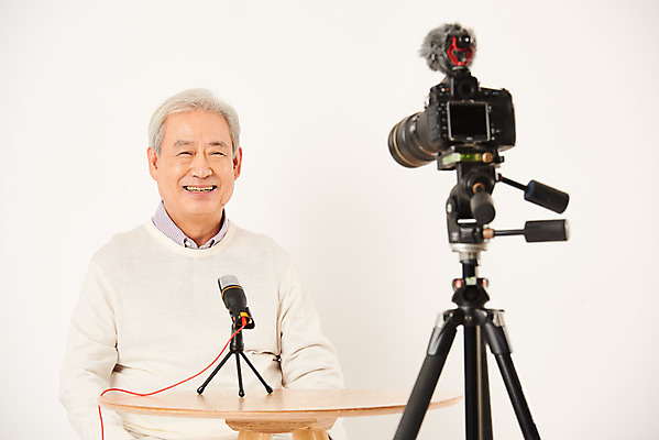 포토 JPG 스튜디오촬영 할아버지 노년 남자 실내 한명 미소 누끼 앉기 상반신 취미 앞모습 실버라이프 카메라 촬영 한국인 마이크 즐거움 흰배경 70대 삼각대 촬영장비 콘텐츠 노인남자한명만 인터넷방송 크리에이터 1인미디어 평생교육 국내포토 직업 1 라이프스타일 교육 감정 뷰포인트 음향기기 백그라운드 모션 표정 사람 동양인 성인 내부 전자제품 흰색 도구 방송 남자한명만 노인남자만 파일형식