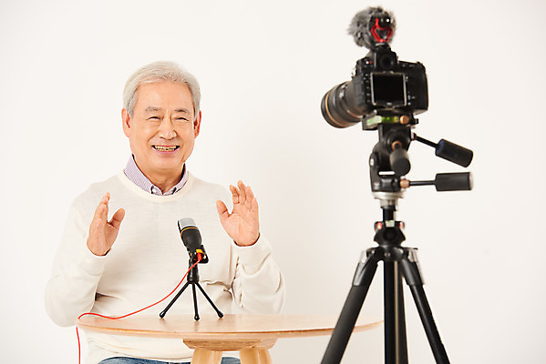 포토 JPG 스튜디오촬영 할아버지 노년 남자 실내 한명 미소 누끼 앉기 손짓 상반신 취미 앞모습 실버라이프 카메라 촬영 한국인 마이크 즐거움 흰배경 70대 삼각대 촬영장비 콘텐츠 노인남자한명만 인터넷방송 크리에이터 1인미디어 평생교육 국내포토 직업 1 라이프스타일 교육 감정 뷰포인트 음향기기 백그라운드 모션 표정 사람 동양인 성인 내부 전자제품 흰색 도구 방송 남자한명만 노인남자만 파일형식