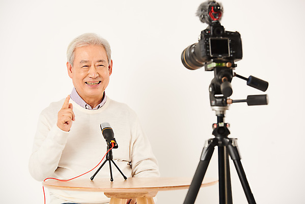 포토 JPG 스튜디오촬영 할아버지 노년 남자 실내 한명 미소 누끼 앉기 손짓 상반신 취미 앞모습 실버라이프 카메라 촬영 한국인 마이크 즐거움 흰배경 70대 삼각대 촬영장비 콘텐츠 노인남자한명만 인터넷방송 크리에이터 1인미디어 평생교육 국내포토 직업 1 라이프스타일 교육 감정 뷰포인트 음향기기 백그라운드 모션 표정 사람 동양인 성인 내부 전자제품 흰색 도구 방송 남자한명만 노인남자만 파일형식