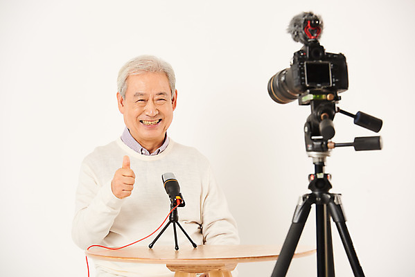 포토 JPG 스튜디오촬영 할아버지 노년 남자 실내 한명 미소 누끼 앉기 손짓 상반신 취미 앞모습 실버라이프 카메라 촬영 한국인 최고 마이크 즐거움 흰배경 70대 삼각대 촬영장비 콘텐츠 노인남자한명만 인터넷방송 크리에이터 1인미디어 평생교육 국내포토 직업 1 라이프스타일 교육 감정 뷰포인트 음향기기 백그라운드 모션 표정 사람 동양인 성인 내부 전자제품 흰색 도구 방송 남자한명만 노인남자만 파일형식