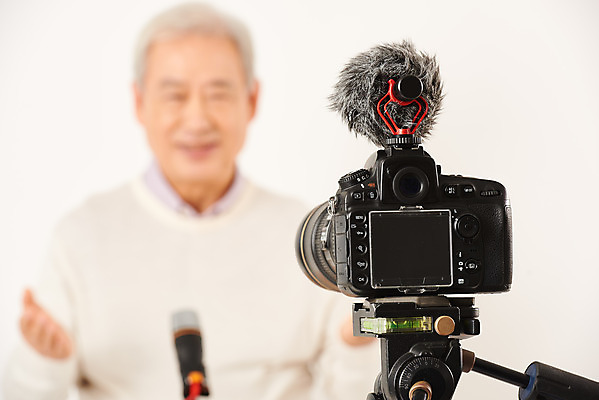 포토 JPG 스튜디오촬영 할아버지 노년 남자 실내 한명 누끼 앉기 상반신 취미 앞모습 아웃포커스 실버라이프 카메라 촬영 한국인 마이크 즐거움 흰배경 70대 삼각대 촬영장비 콘텐츠 노인남자한명만 인터넷방송 크리에이터 1인미디어 평생교육 국내포토 직업 1 라이프스타일 교육 감정 뷰포인트 음향기기 백그라운드 모션 촬영기법 사람 동양인 성인 내부 전자제품 흰색 도구 방송 남자한명만 노인남자만 파일형식