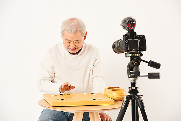 포토 JPG 스튜디오촬영 할아버지 노년 남자 실내 한명 누끼 앉기 상반신 취미 앞모습 실버라이프 카메라 촬영 한국인 마이크 즐거움 흰배경 70대 바둑 삼각대 촬영장비 콘텐츠 노인남자한명만 인터넷방송 크리에이터 1인미디어 평생교육 국내포토 직업 1 라이프스타일 교육 감정 뷰포인트 음향기기 백그라운드 모션 놀이 사람 동양인 성인 내부 전자제품 흰색 도구 방송 남자한명만 노인남자만 파일형식