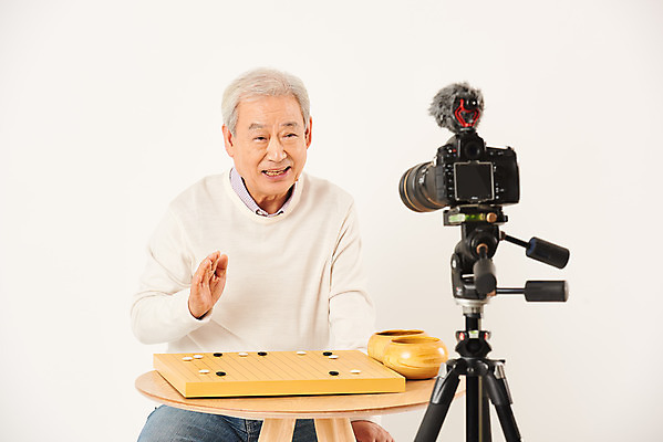 포토 JPG 스튜디오촬영 할아버지 노년 남자 실내 말하기 한명 누끼 앉기 상반신 취미 앞모습 실버라이프 카메라 촬영 한국인 마이크 즐거움 흰배경 70대 바둑 삼각대 촬영장비 콘텐츠 노인남자한명만 인터넷방송 크리에이터 1인미디어 평생교육 국내포토 직업 1 라이프스타일 교육 감정 뷰포인트 음향기기 백그라운드 모션 놀이 사람 동양인 성인 내부 전자제품 흰색 도구 방송 남자한명만 노인남자만 파일형식