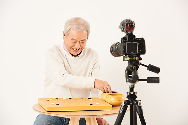 포토 JPG 스튜디오촬영 할아버지 노년 남자 실내 한명 미소 누끼 앉기 상반신 취미 앞모습 실버라이프 카메라 촬영 한국인 마이크 즐거움 흰배경 70대 바둑 삼각대 촬영장비 콘텐츠 노인남자한명만 인터넷방송 크리에이터 1인미디어 평생교육 국내포토 직업 1 라이프스타일 교육 감정 뷰포인트 음향기기 백그라운드 모션 놀이 표정 사람 동양인 성인 내부 전자제품 흰색 도구 방송 남자한명만 노인남자만 파일형식