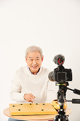 포토 JPG 스튜디오촬영 할아버지 노년 남자 실내 한명 미소 누끼 앉기 상반신 취미 앞모습 실버라이프 카메라 촬영 한국인 마이크 즐거움 흰배경 70대 바둑 삼각대 촬영장비 콘텐츠 노인남자한명만 인터넷방송 크리에이터 1인미디어 평생교육 국내포토 직업 1 라이프스타일 교육 감정 뷰포인트 음향기기 백그라운드 모션 놀이 표정 사람 동양인 성인 내부 전자제품 흰색 도구 방송 남자한명만 노인남자만 파일형식
