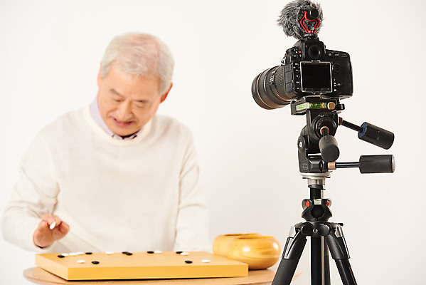 포토 JPG 스튜디오촬영 할아버지 노년 남자 실내 한명 누끼 앉기 상반신 취미 앞모습 아웃포커스 실버라이프 카메라 촬영 한국인 마이크 즐거움 흰배경 70대 바둑 삼각대 촬영장비 콘텐츠 노인남자한명만 인터넷방송 크리에이터 1인미디어 평생교육 국내포토 직업 1 라이프스타일 교육 감정 뷰포인트 음향기기 백그라운드 모션 놀이 촬영기법 사람 동양인 성인 내부 전자제품 흰색 도구 방송 남자한명만 노인남자만 파일형식