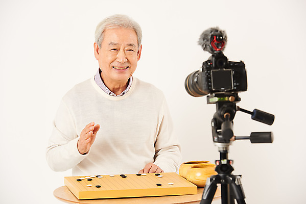 포토 JPG 스튜디오촬영 할아버지 노년 남자 실내 한명 미소 누끼 앉기 상반신 취미 앞모습 실버라이프 카메라 촬영 한국인 마이크 즐거움 흰배경 70대 바둑 삼각대 촬영장비 콘텐츠 노인남자한명만 인터넷방송 크리에이터 1인미디어 평생교육 국내포토 직업 1 라이프스타일 교육 감정 뷰포인트 음향기기 백그라운드 모션 놀이 표정 사람 동양인 성인 내부 전자제품 흰색 도구 방송 남자한명만 노인남자만 파일형식