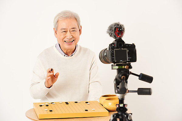 포토 JPG 스튜디오촬영 할아버지 노년 남자 실내 한명 미소 누끼 앉기 상반신 취미 앞모습 실버라이프 카메라 촬영 한국인 마이크 즐거움 흰배경 70대 바둑 삼각대 촬영장비 콘텐츠 노인남자한명만 인터넷방송 크리에이터 1인미디어 평생교육 국내포토 직업 1 라이프스타일 교육 감정 뷰포인트 음향기기 백그라운드 모션 놀이 표정 사람 동양인 성인 내부 전자제품 흰색 도구 방송 남자한명만 노인남자만 파일형식