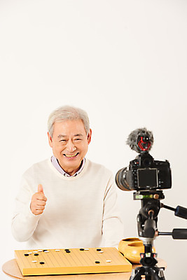 포토 JPG 스튜디오촬영 할아버지 노년 남자 실내 한명 미소 누끼 앉기 손짓 상반신 취미 앞모습 실버라이프 카메라 촬영 한국인 최고 마이크 즐거움 흰배경 70대 바둑 삼각대 촬영장비 콘텐츠 노인남자한명만 인터넷방송 크리에이터 1인미디어 평생교육 국내포토 직업 1 라이프스타일 교육 감정 뷰포인트 음향기기 백그라운드 모션 놀이 표정 사람 동양인 성인 내부 전자제품 흰색 도구 방송 남자한명만 노인남자만 파일형식