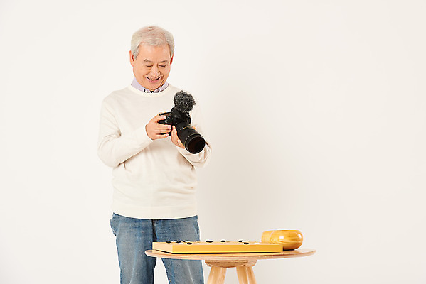 포토 JPG 스튜디오촬영 할아버지 노년 남자 실내 한명 서기 미소 들기 누끼 상반신 취미 앞모습 실버라이프 카메라 사진촬영 촬영 한국인 마이크 즐거움 흰배경 70대 바둑 촬영장비 콘텐츠 노인남자한명만 인터넷방송 크리에이터 1인미디어 평생교육 국내포토 직업 1 라이프스타일 교육 감정 뷰포인트 음향기기 백그라운드 모션 놀이 표정 사람 동양인 성인 내부 전자제품 흰색 도구 방송 남자한명만 노인남자만 파일형식