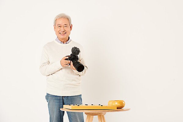 포토 JPG 스튜디오촬영 할아버지 노년 남자 실내 한명 서기 미소 들기 누끼 상반신 취미 앞모습 실버라이프 카메라 사진촬영 촬영 한국인 마이크 즐거움 흰배경 70대 바둑 촬영장비 콘텐츠 노인남자한명만 인터넷방송 크리에이터 1인미디어 평생교육 국내포토 직업 1 라이프스타일 교육 감정 뷰포인트 음향기기 백그라운드 모션 놀이 표정 사람 동양인 성인 내부 전자제품 흰색 도구 방송 남자한명만 노인남자만 파일형식