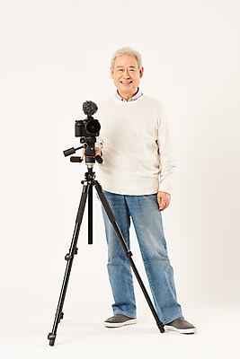 포토 JPG 스튜디오촬영 전신 할아버지 노년 남자 실내 한명 서기 미소 누끼 취미 앞모습 실버라이프 카메라 촬영 한국인 마이크 즐거움 흰배경 70대 삼각대 촬영장비 콘텐츠 노인남자한명만 인터넷방송 크리에이터 1인미디어 평생교육 국내포토 직업 1 라이프스타일 교육 감정 뷰포인트 음향기기 백그라운드 모션 표정 사람 동양인 성인 내부 전자제품 흰색 도구 방송 남자한명만 노인남자만 파일형식