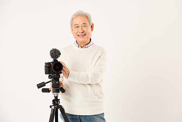 포토 JPG 스튜디오촬영 할아버지 노년 남자 실내 한명 서기 미소 누끼 상반신 취미 앞모습 실버라이프 카메라 촬영 한국인 마이크 즐거움 흰배경 70대 삼각대 촬영장비 콘텐츠 노인남자한명만 인터넷방송 크리에이터 1인미디어 평생교육 국내포토 직업 1 라이프스타일 교육 감정 뷰포인트 음향기기 백그라운드 모션 표정 사람 동양인 성인 내부 전자제품 흰색 도구 방송 남자한명만 노인남자만 파일형식