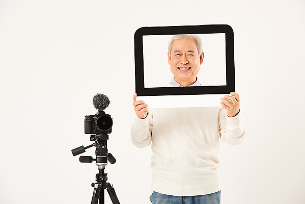 포토 JPG 스튜디오촬영 할아버지 노년 남자 실내 한명 서기 미소 들기 누끼 상반신 취미 앞모습 실버라이프 카메라 스크린 모니터 촬영 한국인 마이크 즐거움 흰배경 70대 삼각대 촬영장비 콘텐츠 노인남자한명만 인터넷방송 크리에이터 1인미디어 평생교육 국내포토 직업 1 라이프스타일 교육 감정 뷰포인트 음향기기 백그라운드 모션 표정 사람 동양인 성인 내부 전자제품 컴퓨터 흰색 도구 방송 남자한명만 노인남자만 파일형식