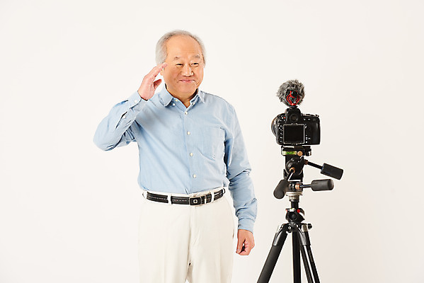 포토 JPG 스튜디오촬영 할아버지 노년 남자 실내 한명 서기 미소 누끼 손짓 상반신 취미 앞모습 실버라이프 카메라 촬영 한국인 마이크 즐거움 흰배경 70대 삼각대 촬영장비 콘텐츠 노인남자한명만 인터넷방송 크리에이터 1인미디어 평생교육 국내포토 직업 1 라이프스타일 교육 감정 뷰포인트 음향기기 백그라운드 모션 표정 사람 동양인 성인 내부 전자제품 흰색 도구 방송 남자한명만 노인남자만 파일형식