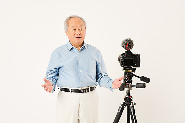 포토 JPG 스튜디오촬영 할아버지 노년 남자 실내 말하기 한명 서기 누끼 손짓 상반신 취미 앞모습 실버라이프 카메라 촬영 한국인 마이크 즐거움 흰배경 70대 삼각대 촬영장비 콘텐츠 노인남자한명만 인터넷방송 크리에이터 1인미디어 평생교육 국내포토 직업 1 라이프스타일 교육 감정 뷰포인트 음향기기 백그라운드 모션 사람 동양인 성인 내부 전자제품 흰색 도구 방송 남자한명만 노인남자만 파일형식