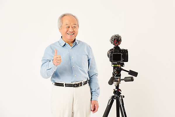 포토 JPG 스튜디오촬영 할아버지 노년 남자 실내 한명 서기 미소 누끼 손짓 상반신 취미 앞모습 실버라이프 카메라 촬영 한국인 최고 마이크 즐거움 흰배경 70대 삼각대 촬영장비 콘텐츠 노인남자한명만 인터넷방송 크리에이터 1인미디어 평생교육 국내포토 직업 1 라이프스타일 교육 감정 뷰포인트 음향기기 백그라운드 모션 표정 사람 동양인 성인 내부 전자제품 흰색 도구 방송 남자한명만 노인남자만 파일형식