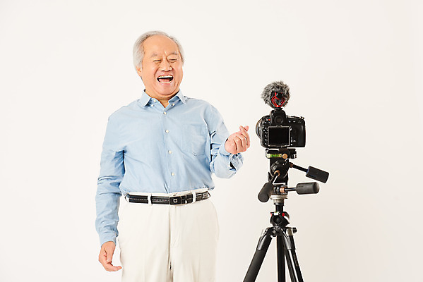 포토 JPG 스튜디오촬영 할아버지 노년 남자 실내 한명 서기 웃음 누끼 상반신 취미 앞모습 실버라이프 카메라 촬영 한국인 마이크 즐거움 흰배경 70대 삼각대 손하트 촬영장비 콘텐츠 노인남자한명만 인터넷방송 크리에이터 1인미디어 평생교육 국내포토 직업 1 라이프스타일 교육 감정 뷰포인트 음향기기 백그라운드 모션 표정 사람 동양인 손짓 성인 내부 전자제품 흰색 도구 방송 남자한명만 노인남자만 파일형식