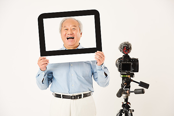 포토 JPG 스튜디오촬영 할아버지 노년 남자 실내 한명 서기 웃음 들기 누끼 상반신 취미 앞모습 실버라이프 카메라 스크린 모니터 촬영 한국인 마이크 즐거움 흰배경 70대 삼각대 촬영장비 콘텐츠 노인남자한명만 인터넷방송 크리에이터 1인미디어 평생교육 국내포토 직업 1 라이프스타일 교육 감정 뷰포인트 음향기기 백그라운드 모션 표정 사람 동양인 성인 내부 전자제품 컴퓨터 흰색 도구 방송 남자한명만 노인남자만 파일형식
