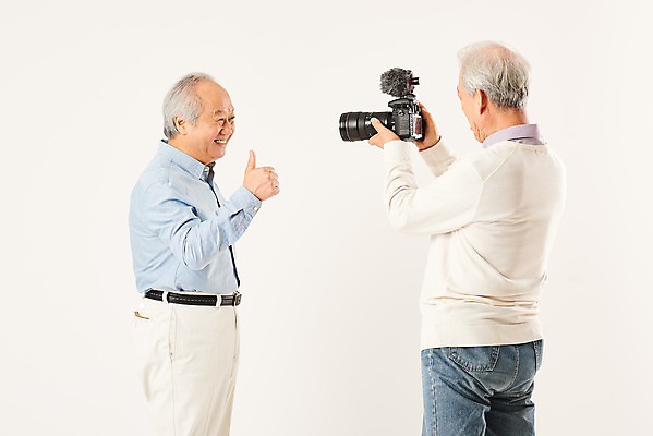 포토 JPG 스튜디오촬영 응시 할아버지 노년 남자 실내 서기 들기 누끼 손짓 상반신 취미 두명 옆모습 실버라이프 카메라 촬영 한국인 최고 마이크 즐거움 흰배경 70대 촬영장비 콘텐츠 노인만 인터넷방송 크리에이터 1인미디어 평생교육 국내포토 직업 라이프스타일 시선 교육 감정 뷰포인트 음향기기 백그라운드 모션 사람 동양인 성인 내부 전자제품 흰색 도구 방송 성인만 파일형식