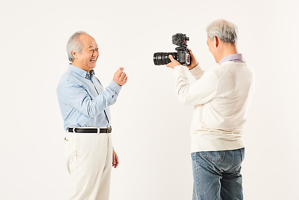 포토 JPG 스튜디오촬영 응시 할아버지 노년 남자 실내 서기 미소 들기 누끼 상반신 취미 두명 옆모습 실버라이프 카메라 촬영 한국인 마이크 즐거움 흰배경 70대 손하트 촬영장비 콘텐츠 노인만 인터넷방송 크리에이터 1인미디어 평생교육 국내포토 직업 라이프스타일 시선 교육 감정 뷰포인트 음향기기 백그라운드 모션 표정 사람 동양인 손짓 성인 내부 전자제품 흰색 도구 방송 성인만 파일형식