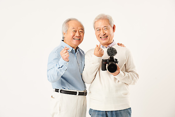 포토 JPG 스튜디오촬영 할아버지 노년 남자 실내 서기 미소 들기 누끼 상반신 취미 두명 앞모습 옆모습 실버라이프 카메라 촬영 한국인 마이크 즐거움 흰배경 70대 손하트 촬영장비 콘텐츠 노인만 어깨에손 인터넷방송 크리에이터 1인미디어 평생교육 국내포토 직업 라이프스타일 교육 감정 뷰포인트 음향기기 백그라운드 모션 표정 사람 동양인 손짓 성인 내부 전자제품 흰색 도구 방송 성인만 파일형식