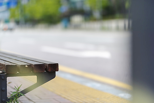 포토 JPG 주간 벤치 의자 휴식 풍경 사람없음 야외 아웃포커스 여름 기다림 버스정류장 휴식처 국내포토 자연요소 계절 가구 컨셉 모션 촬영기법 역 파일형식