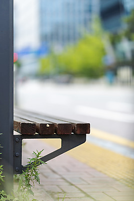 포토 JPG 주간 벤치 의자 휴식 풍경 사람없음 야외 아웃포커스 여름 기다림 버스정류장 휴식처 국내포토 자연요소 계절 가구 컨셉 모션 촬영기법 역 파일형식