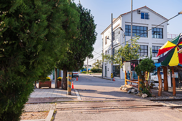 포토 JPG 주간 풍경 사람없음 야외 건물 관광지 가을 국내여행 군산 철길건널목 철길마을 경암동 국내포토 자연요소 건축물 계절 여행 기찻길 전라북도 파일형식