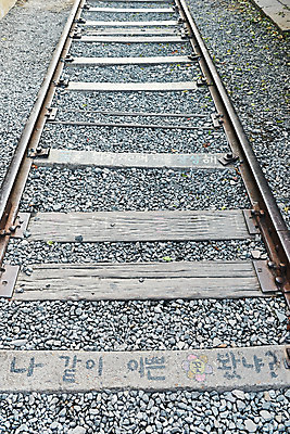 포토 JPG 주간 풍경 사람없음 야외 관광지 기찻길 가을 낙서 국내여행 군산 철길마을 경암동 국내포토 자연요소 계절 여행 전라북도 파일형식