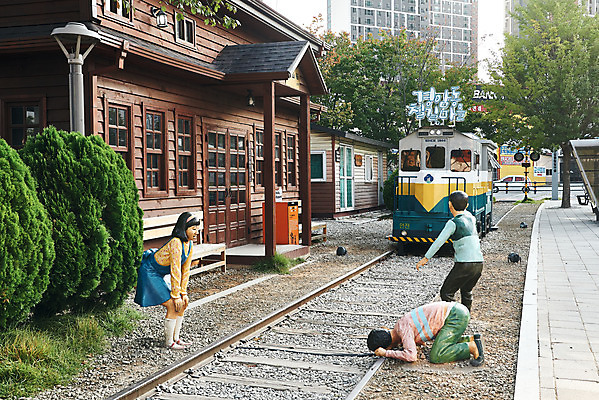 포토 JPG 주간 풍경 사람없음 야외 관광지 모형 기찻길 기차 가을 국내여행 군산 기차모형 철길마을 경암동 국내포토 자연요소 계절 육상교통 여행 대중교통 전라북도 파일형식