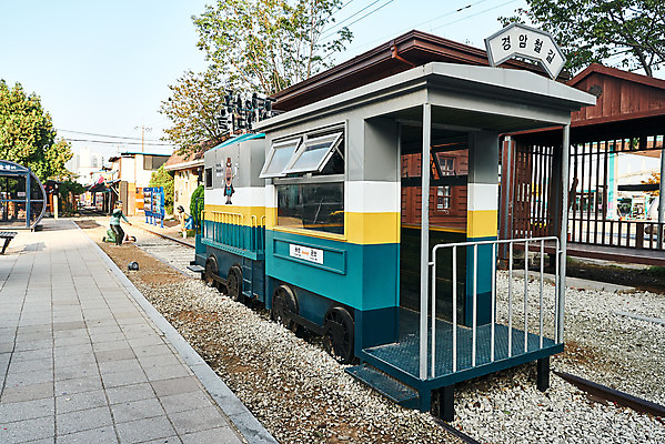 포토 JPG 주간 풍경 사람없음 야외 관광지 모형 기찻길 기차 가을 국내여행 군산 기차모형 철길마을 경암동 국내포토 자연요소 계절 육상교통 여행 대중교통 전라북도 파일형식