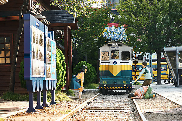 포토 JPG 주간 풍경 사람없음 야외 관광지 모형 기찻길 기차 가을 국내여행 군산 기차모형 철길마을 경암동 국내포토 자연요소 계절 육상교통 여행 대중교통 전라북도 파일형식
