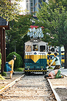 포토 JPG 주간 풍경 사람없음 야외 관광지 모형 기찻길 기차 가을 국내여행 군산 기차모형 철길마을 경암동 국내포토 자연요소 계절 육상교통 여행 대중교통 전라북도 파일형식
