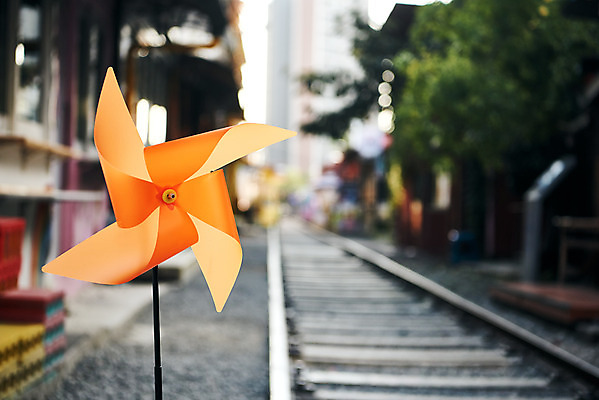 포토 JPG 주간 풍경 근접촬영 사람없음 야외 아웃포커스 관광지 기찻길 가을 바람개비 국내여행 군산 철길마을 경암동 국내포토 자연요소 계절 뷰포인트 여행 촬영기법 전라북도 파일형식