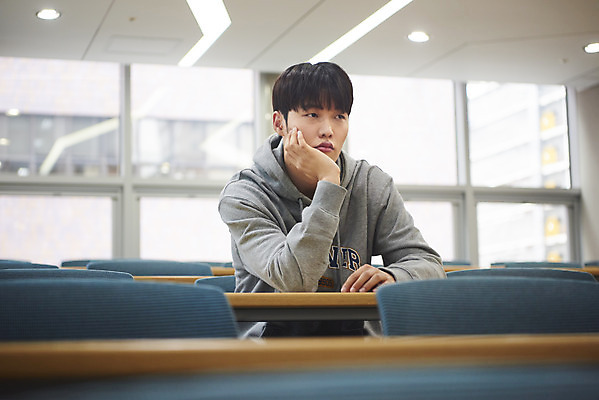 포토 JPG 교육 남자 대학생 생각 의자 교실 탁자 실내 한명 사람 앉기 상반신 20대 성인 앞모습 청춘 캠퍼스라이프 턱괴기 한국인 강의실 고민 대학교 답답함 성인남자한명만 국내포토 1 학생 라이프스타일 감정 뷰포인트 가구 컨셉 학교 모션 동양인 청년 내부 공간 감각 남자한명만 성인남자만 파일형식