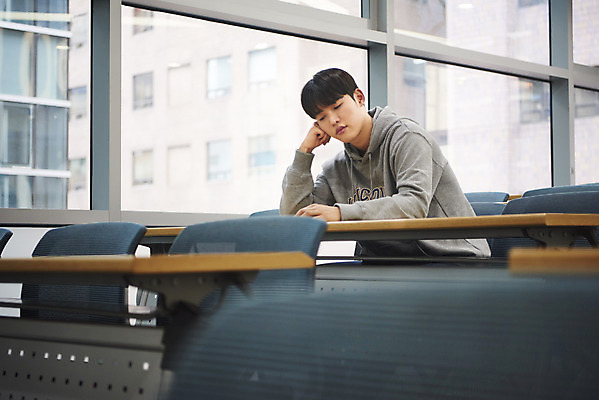 포토 JPG 교육 남자 대학생 생각 의자 교실 탁자 실내 한명 사람 앉기 상반신 20대 청년 성인 옆모습 청춘 캠퍼스라이프 한국인 강의실 고민 대학교 답답함 성인남자한명만 국내포토 1 학생 라이프스타일 감정 뷰포인트 가구 컨셉 학교 모션 동양인 내부 공간 감각 남자한명만 성인남자만 파일형식