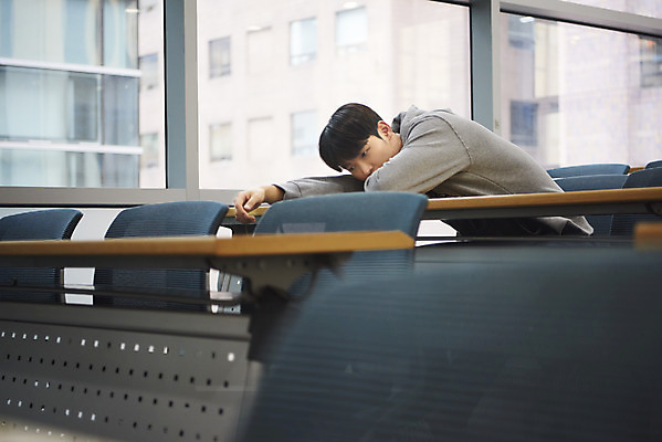 포토 JPG 학생 교육 남자 엎드리기 대학생 생각 의자 교실 탁자 실내 한명 사람 앉기 상반신 20대 성인 옆모습 청춘 캠퍼스라이프 한국인 강의실 고민 대학교 답답함 성인남자한명만 국내포토 1 라이프스타일 감정 뷰포인트 가구 컨셉 학교 모션 동양인 청년 내부 공간 감각 남자한명만 성인남자만 파일형식