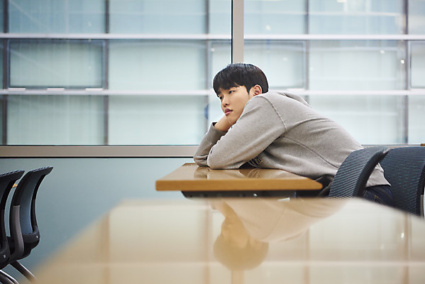 포토 JPG 교육 남자 엎드리기 대학생 생각 의자 교실 탁자 실내 한명 사람 앉기 상반신 20대 옆모습 청춘 캠퍼스라이프 한국인 강의실 고민 대학교 답답함 성인남자한명만 국내포토 1 학생 라이프스타일 감정 뷰포인트 가구 컨셉 학교 모션 동양인 청년 내부 공간 감각 남자한명만 성인남자만 파일형식