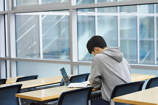 포토 JPG 교육 남자 대학생 생각 의자 교실 탁자 실내 한명 사람 앉기 상반신 20대 청년 성인 뒷모습 노트북 청춘 캠퍼스라이프 한국인 강의실 고민 대학교 답답함 성인남자한명만 국내포토 1 학생 라이프스타일 감정 뷰포인트 가구 컨셉 학교 모션 동양인 내부 전자제품 공간 감각 남자한명만 성인남자만 파일형식