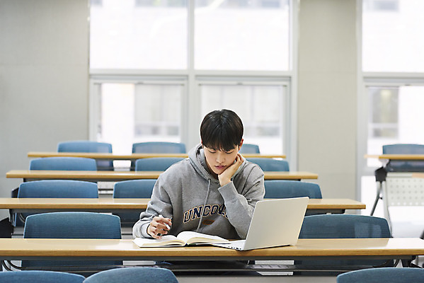 포토 JPG 교육 남자 대학생 생각 의자 교실 탁자 실내 한명 사람 앉기 상반신 20대 청년 성인 앞모습 노트북 청춘 캠퍼스라이프 턱괴기 한국인 강의실 고민 대학교 답답함 성인남자한명만 국내포토 1 학생 라이프스타일 감정 뷰포인트 가구 컨셉 학교 모션 동양인 내부 전자제품 공간 감각 남자한명만 성인남자만 파일형식