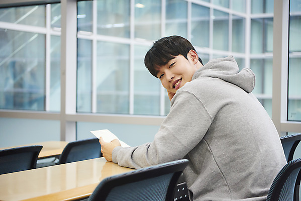 포토 JPG 교육 남자 행복 대학생 의자 교실 탁자 실내 한명 미소 들기 사람 앉기 상반신 20대 성인 옆모습 금융 청춘 캠퍼스라이프 저축 한국인 강의실 대학교 통장 해결 등록금 적금 학비 성인남자한명만 장학금 국내포토 1 학생 라이프스타일 감정 뷰포인트 가구 컨셉 학교 모션 표정 동양인 청년 내부 경제 공간 남자한명만 성인남자만 파일형식 비용 지원금