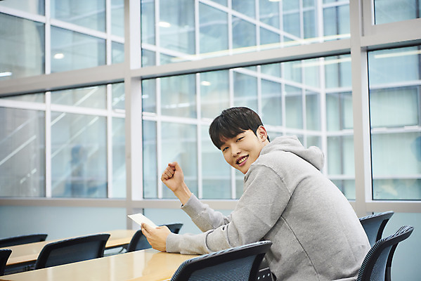 포토 JPG 교육 남자 행복 대학생 의자 교실 탁자 실내 한명 미소 들기 사람 앉기 상반신 20대 성인 옆모습 금융 청춘 캠퍼스라이프 파이팅 저축 한국인 강의실 대학교 통장 해결 등록금 적금 학비 성인남자한명만 장학금 국내포토 1 학생 라이프스타일 감정 뷰포인트 가구 컨셉 학교 모션 표정 동양인 청년 내부 경제 공간 남자한명만 성인남자만 파일형식 비용 지원금