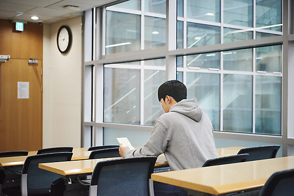 포토 JPG 응시 교육 남자 대학생 의자 교실 탁자 실내 한명 들기 사람 앉기 상반신 20대 청년 성인 뒷모습 금융 청춘 캠퍼스라이프 저축 한국인 강의실 대학교 통장 등록금 적금 학비 성인남자한명만 국내포토 1 학생 라이프스타일 시선 뷰포인트 가구 컨셉 학교 모션 동양인 내부 경제 공간 남자한명만 성인남자만 파일형식 비용