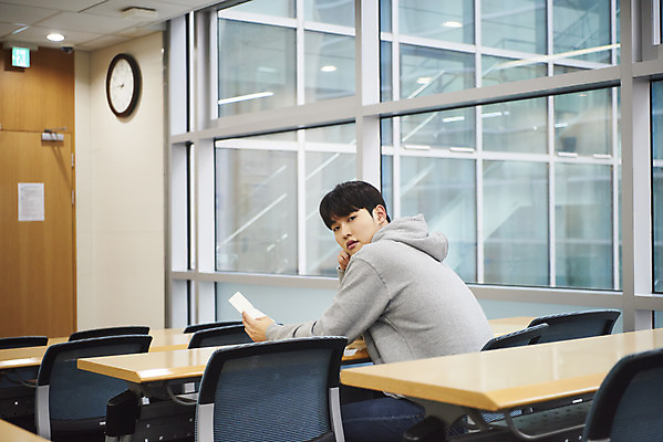 포토 JPG 응시 교육 남자 대학생 의자 교실 탁자 실내 한명 들기 사람 앉기 상반신 20대 청년 성인 뒷모습 금융 청춘 캠퍼스라이프 저축 한국인 뒤돌아보기 강의실 대학교 통장 등록금 적금 학비 성인남자한명만 국내포토 1 학생 라이프스타일 시선 뷰포인트 가구 컨셉 학교 모션 동양인 내부 경제 공간 남자한명만 성인남자만 파일형식 비용