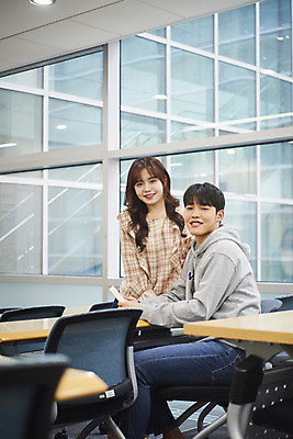 포토 JPG 여자 교육 남자 대학생 의자 교실 탁자 실내 서기 미소 들기 사람 앉기 상반신 20대 청년 성인 두명 앞모습 옆모습 금융 청춘 캠퍼스라이프 저축 한국인 강의실 대학교 통장 등록금 적금 학비 성인만 국내포토 학생 라이프스타일 뷰포인트 가구 컨셉 학교 모션 표정 동양인 내부 경제 공간 파일형식 비용